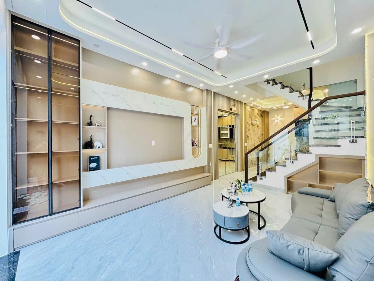 Bán nhà 4 tầng 42m² Ngõ 73 Kiều Hà, view biệt thự - Ảnh 1