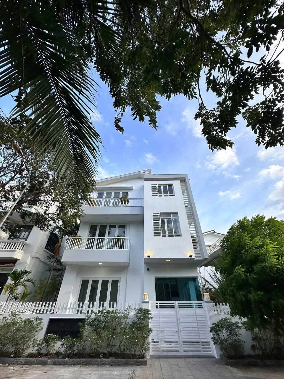 Biệt thự biển Nha Trang 180m² sổ hồng riêng giá 25 tỷ - Ảnh 1