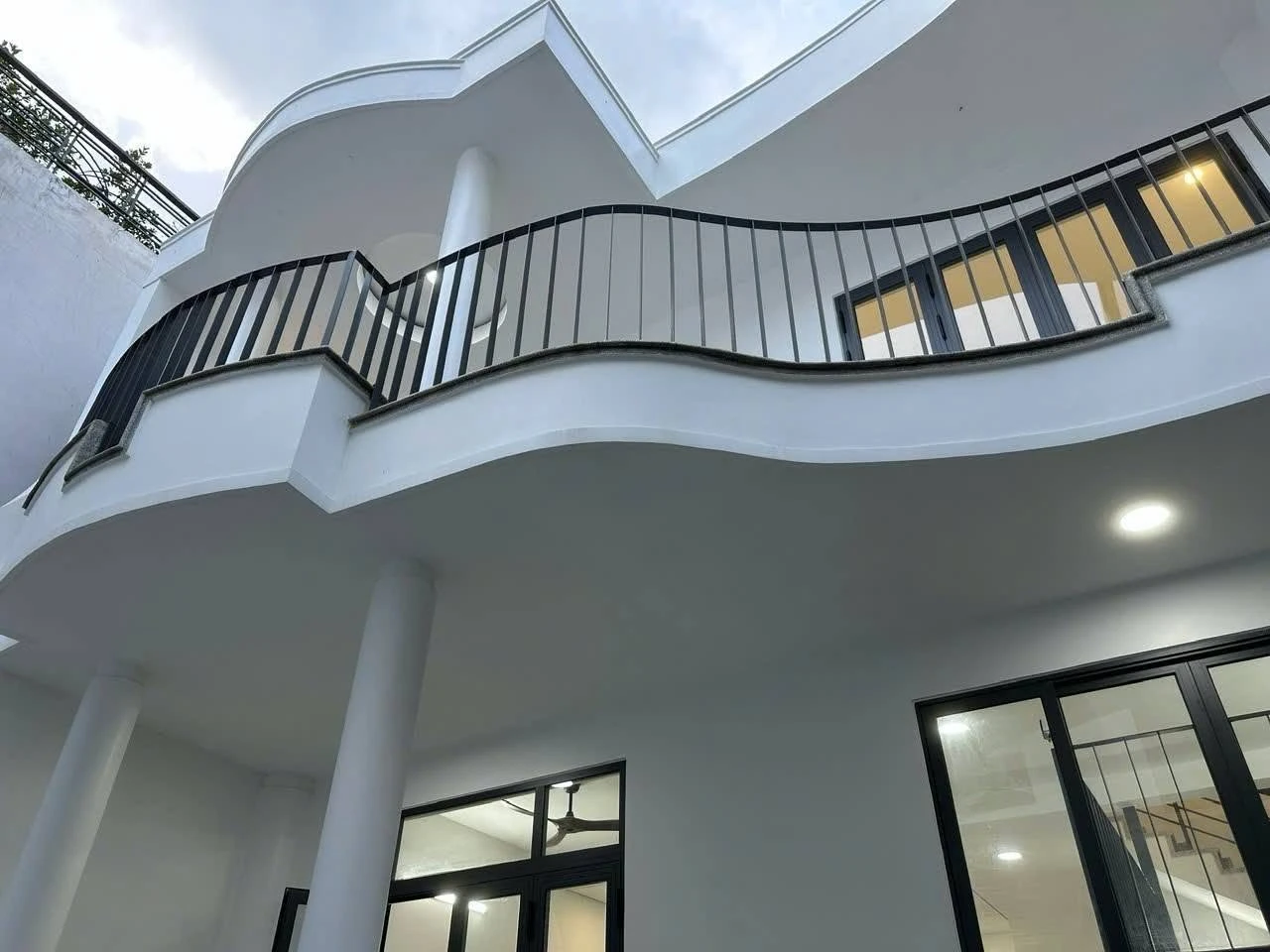 Bán biệt thự 3 tầng 8x16m khu sân bay Tân Sơn Nhất giá 22 tỷ - Ảnh 1