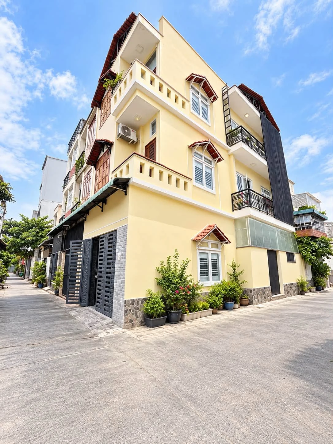 Bán nhà 3 tầng căn góc 62m² 5PN, giá nhỉnh 5 tỷ, Trường Thọ, Thủ Đức - Ảnh 1