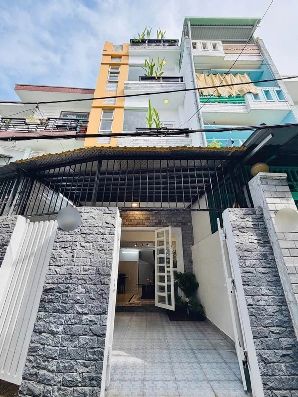 Bán nhà mặt tiền 60m2 4 tầng, 4PN gần Cầu Rồng 4usd