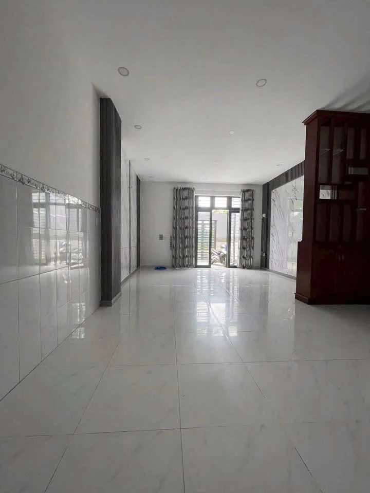 Bán nhà mặt tiền kinh doanh 85m2, 1 trệt 3 lầu, 4PN, đối diện trường Nguyễn Văn Tây, 8.5 tỷ - Ảnh thu nhỏ 2
