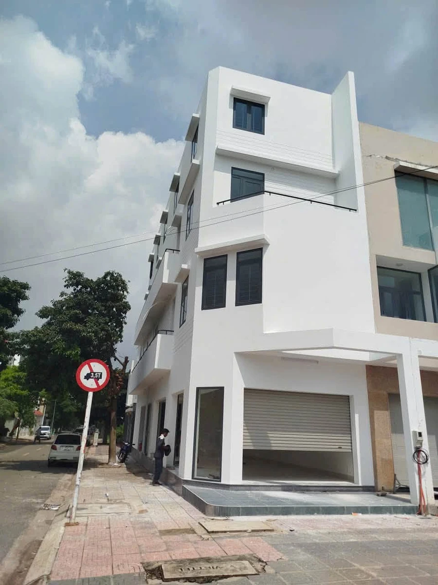 Bán nhà góc 2 mặt tiền Võ Văn Kiệt – Chu Văn An, 1 trệt 3 lầu, 6 phòng ngủ, giá 13,5 tỷ, Bà Rịa - Ảnh thu nhỏ 3