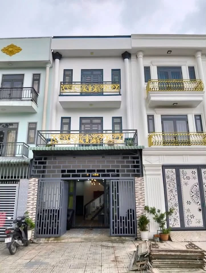 Bán nhà 1 trệt 2 lầu 5PN 75m² Tân Uyên, giá 2,59 tỷ - Ảnh 1