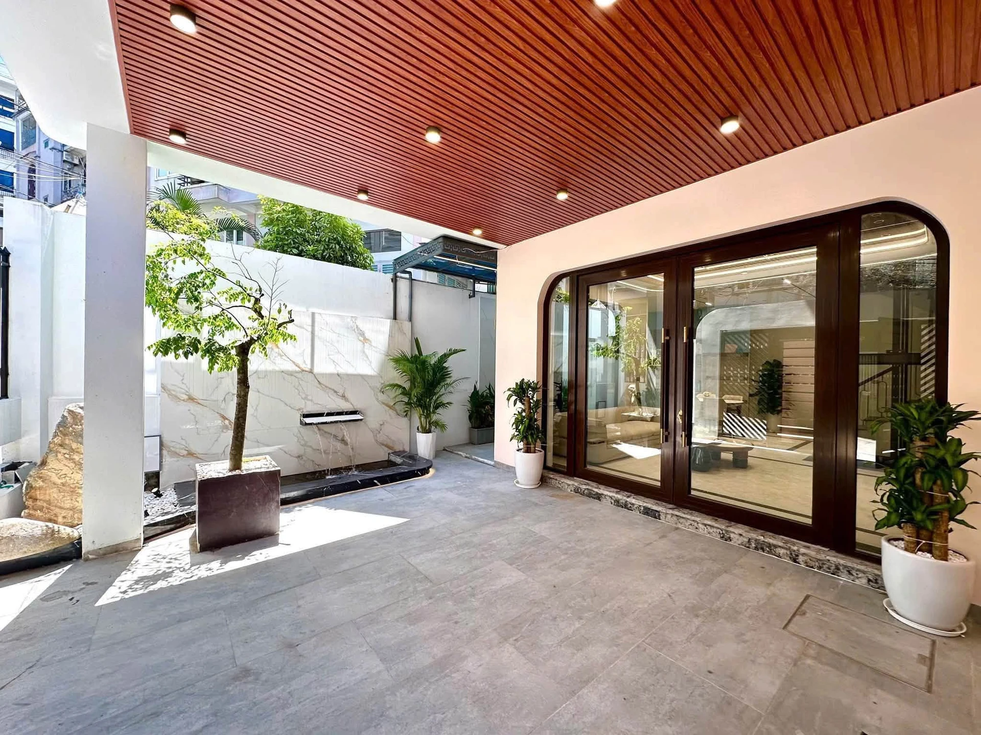 Bán nhà 4 tầng 6 tỷ gần 100m² Cao Thắng Quận 1 - Ảnh 1