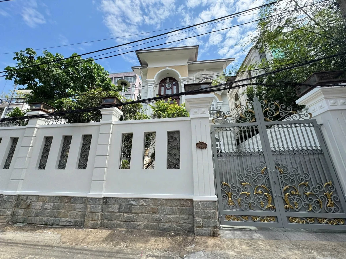 Bán biệt thự Thảo Điền 304m2 hầm 3 tấm sân vườn hồ bơi giá 69,9 tỷ - Ảnh 1