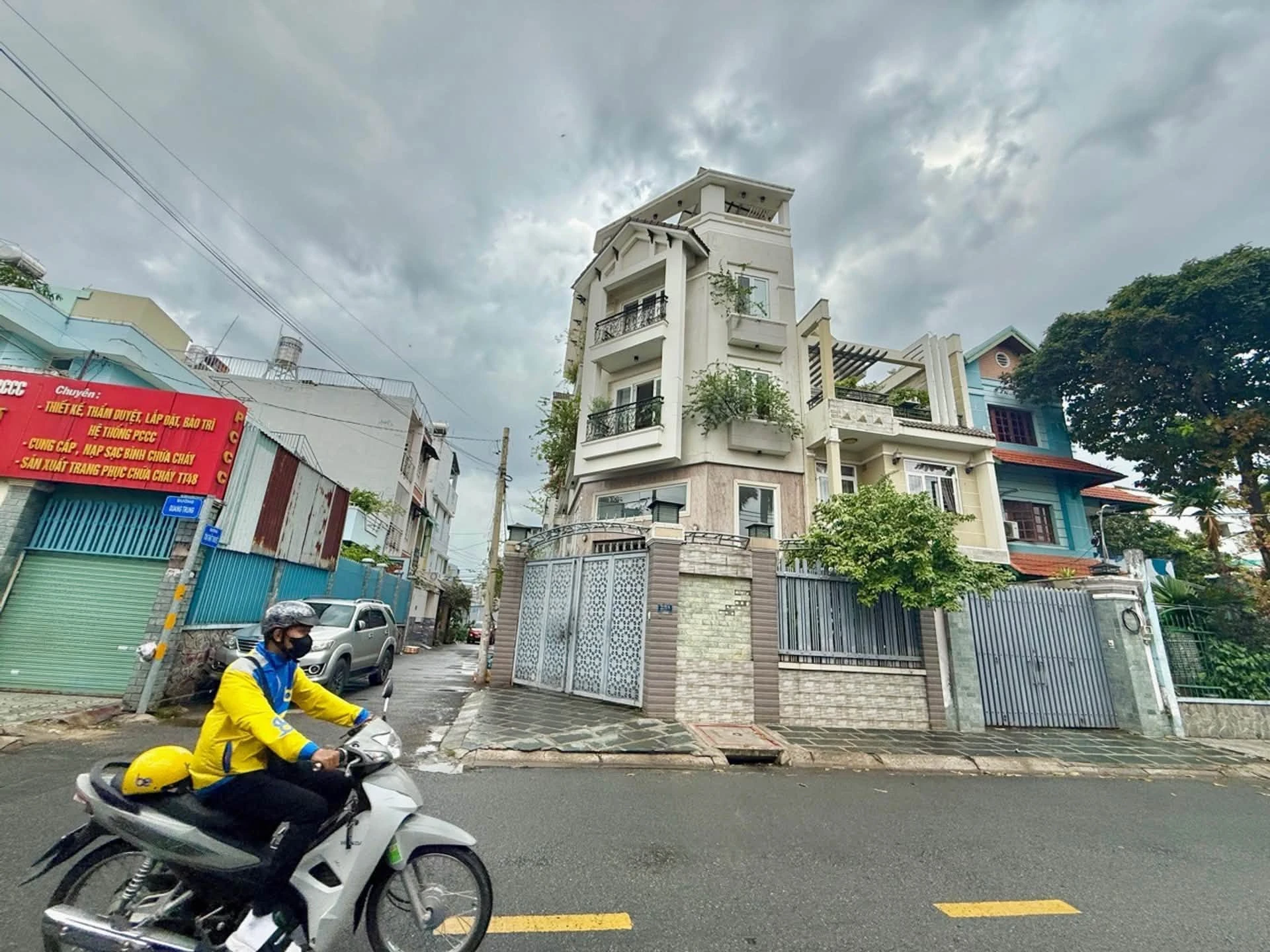 Bán nhà lô góc 2 mặt tiền 150m2, 4 tầng, ngay Ngã 4 Thủ Đức - Ảnh 1