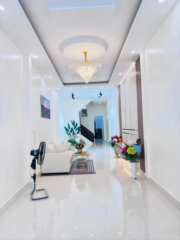 Bán nhà mặt tiền 1 trệt 2 lầu 4PN đường Huỳnh Tịnh Của, trung tâm Rạch Giá, giá 2,6 tỷ