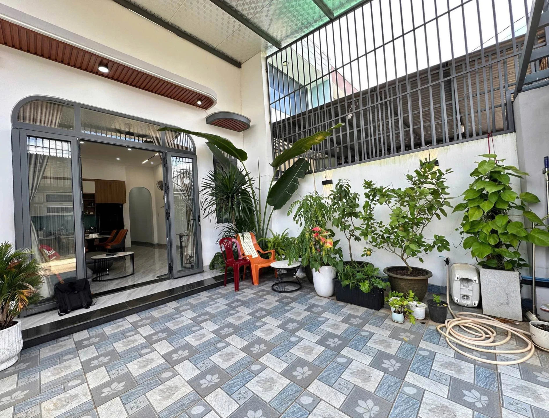 Bán nhà 5x20m full nội thất 2PN 2WC đường Y Moan, Buôn Ma Thuột giá 2,39 tỷ - Ảnh 1