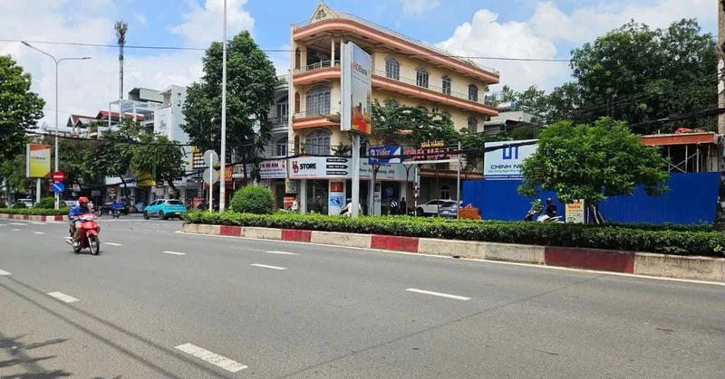Bán shophouse 2 mặt tiền Đồng Khởi, Tam Hiệp, 210m²