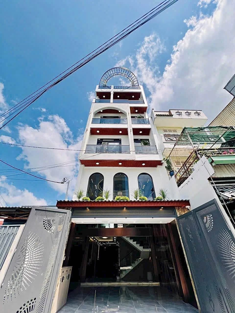 Bán nhà 5 tầng 5.5x18m có thang máy, 5PN, đường Tân Chánh Hiệp 18, Quận 12 - Ảnh 1