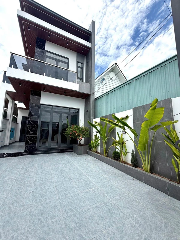 Bán villa sân vườn 120m² mặt tiền Đặng Văn Búp, Tây Ninh