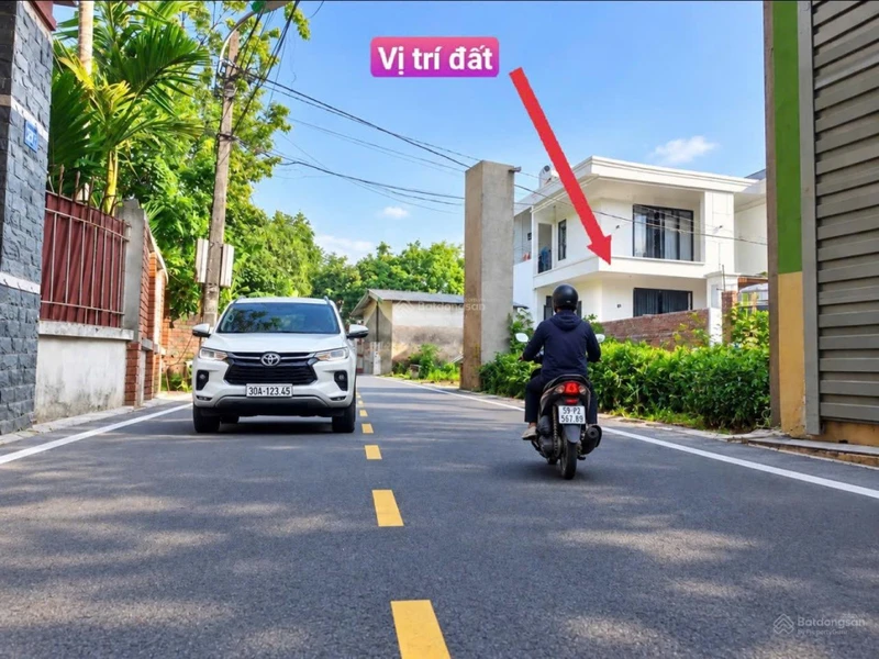Bán lô góc đất 2 mặt tiền đẹp Đồng Tâm, DT 94,2m2 MT 5m giá hời Vĩnh Yên giá chỉ 1,66 tỷ. Sẵn sổ đỏ