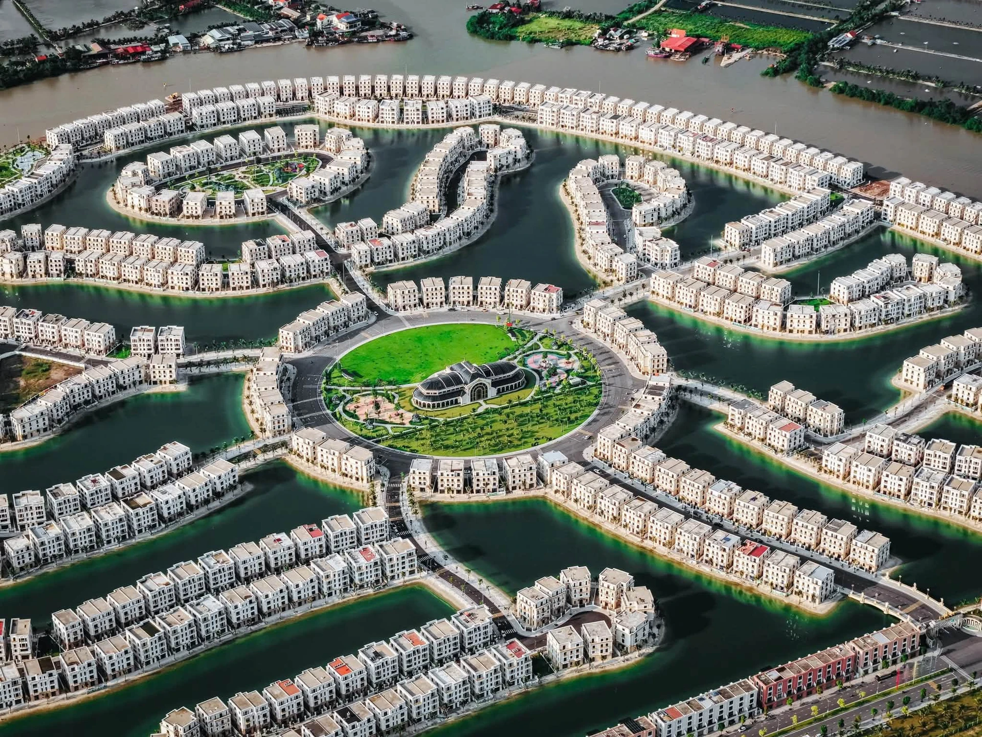 Bán song lập Hoàng Gia 190m2 view bể bơi Vinhomes Hải Phòng - Ảnh 1