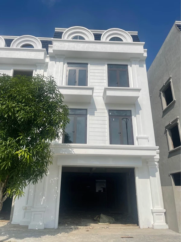 Shophouse xây thô 3,5 tầng 103,5m² đường 39m giá 4 tỷ