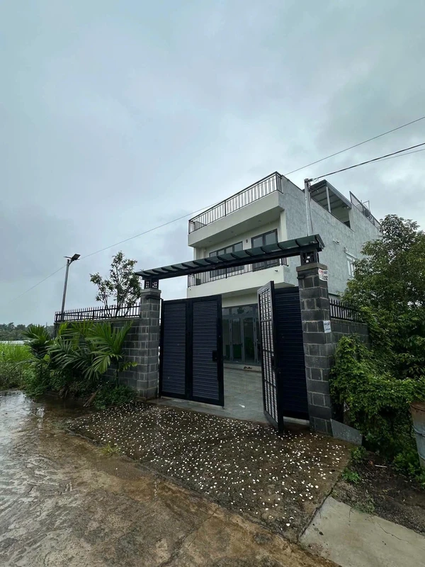 Bán nhà vườn 2,5 tầng 4 phòng ngủ, đất 10x37m, thổ cư 100% tại phường Ea Kao, Buôn Ma Thuột