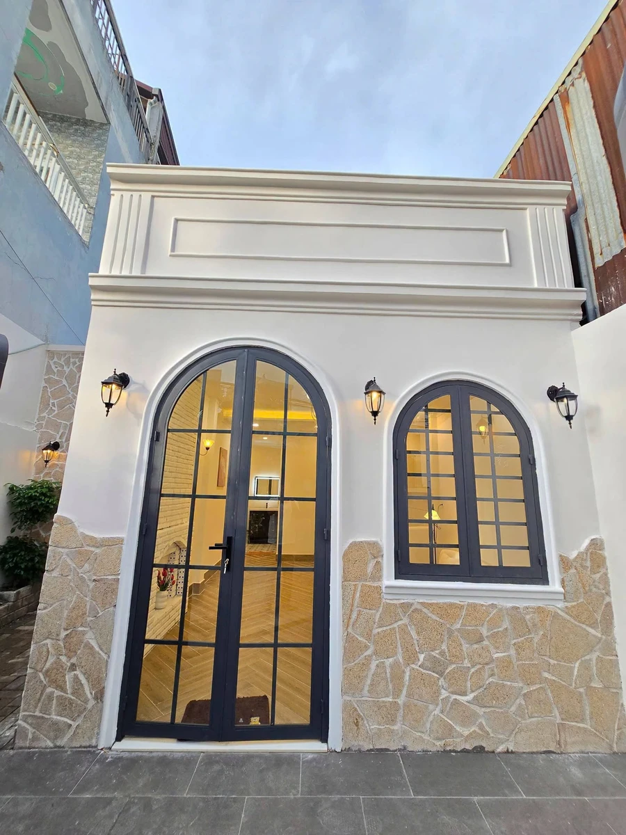 Bán nhà mặt tiền 6,8x12m kinh doanh, 2 PN, 2 tỷ 350 tại HCM - Ảnh 1