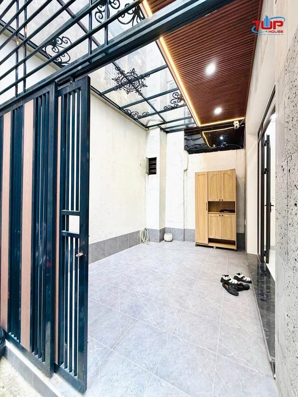Bán nhà mặt tiền Lãnh Binh Thăng, Quận 11, 43m2, 4 tầng, 4PN, giá 10 tỷ dt645