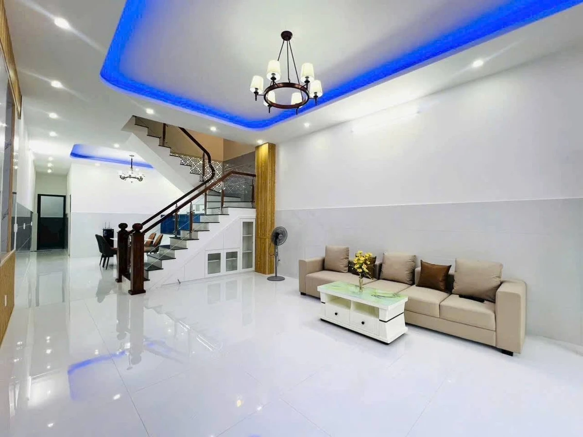 Bán nhà 1 trệt 1 lầu mặt tiền Lê Văn Lương, 5x20m, 4 tỷ 2, P. Long Tâm, TP. Bà Rịa - Ảnh 1