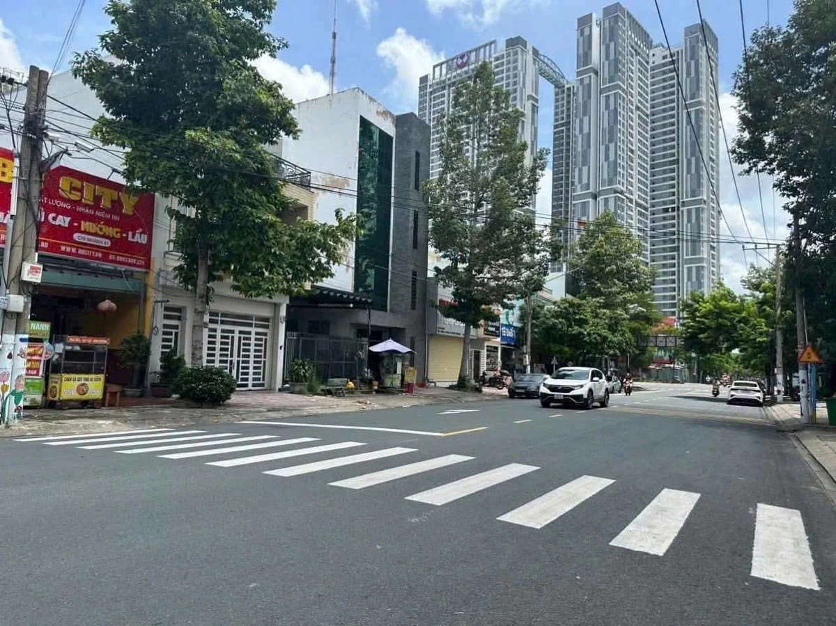 Bán nhà mặt tiền đường D1 KDC Phú Hòa 1, 6x20m, 1 trệt 1 lầu, giá 14,5 tỷ - Ảnh 1