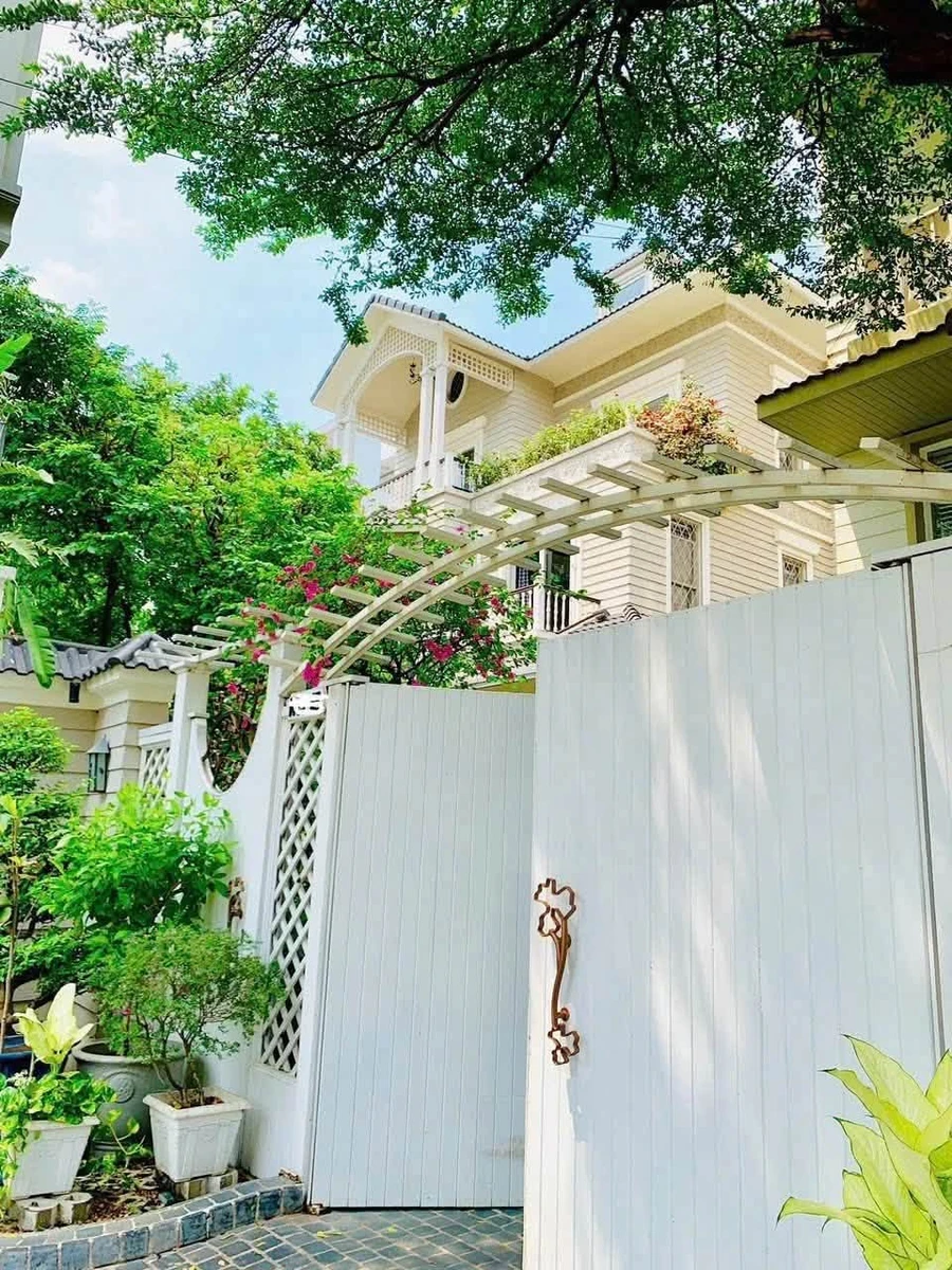Bán biệt thự 461.6m² ngang 20m có hồ cá Koi khu biệt thự CMT8, Phường 7, Tân Bình - Ảnh 1