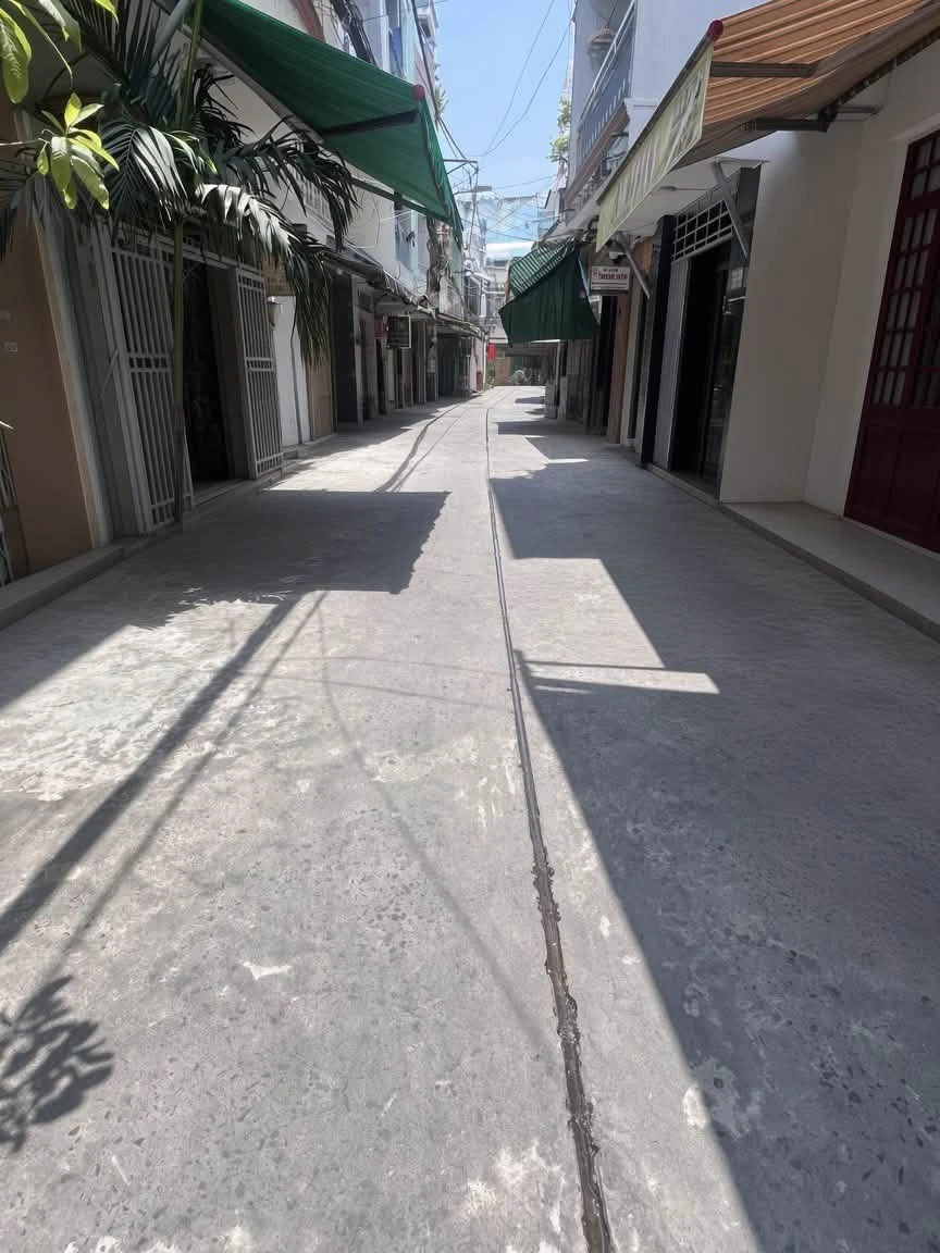Bán nhà hẻm xe hơi 37m² đường Lạc Long Quân, gần Đầm Sen, Quận 11 - Ảnh thu nhỏ 2