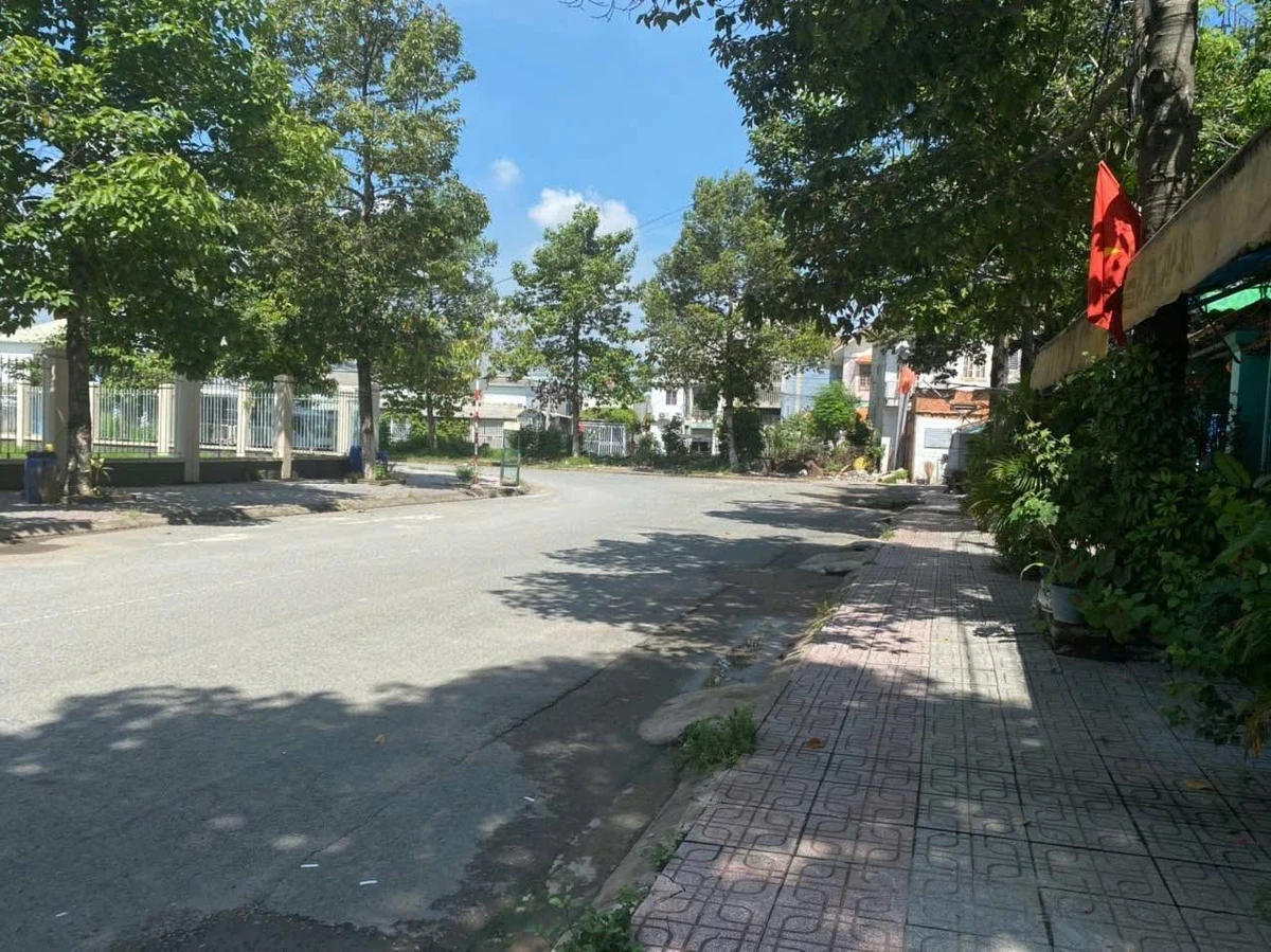 Bán nhà 1 trệt 1 lầu mặt tiền sân vận động Đông Hòa, Dĩ An, 222m2, giá hơn 9 tỷ - Ảnh thu nhỏ 5