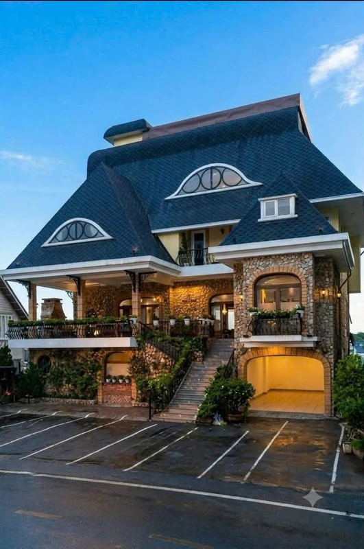 Bán khách sạn mặt tiền Đống Đa Đà Lạt 526m² 105 tỷ