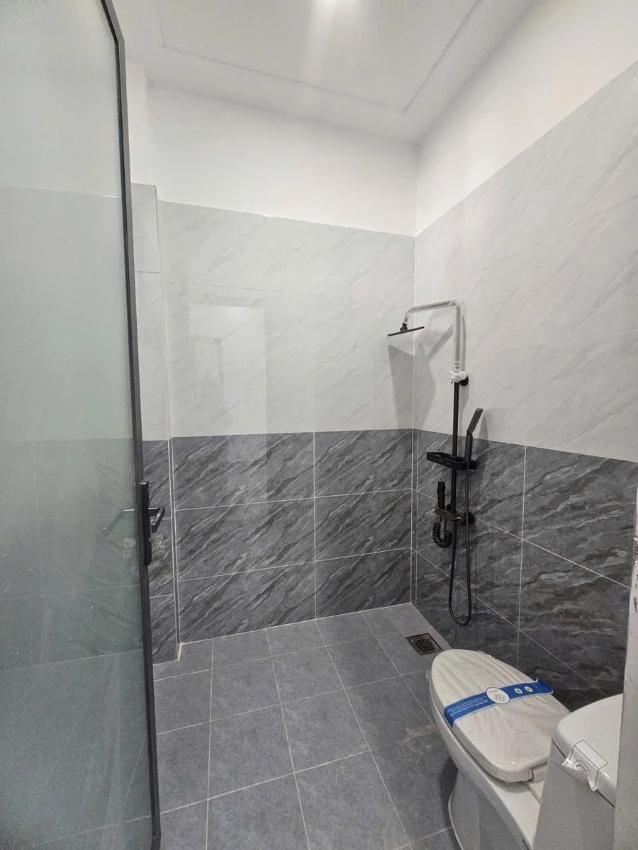 Bán nhà 1 trệt 1 lầu mặt tiền Nguyễn Huy Tưởng, Rạch Giá 85m² - Ảnh 1