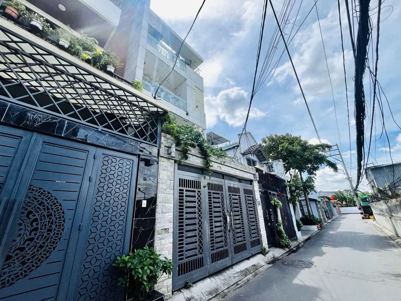 Bán nhà 2 tầng hẻm xe hơi 108m2 gần Vạn Phúc City, Thủ Đức, giá 8,7 tỷ - Ảnh 1