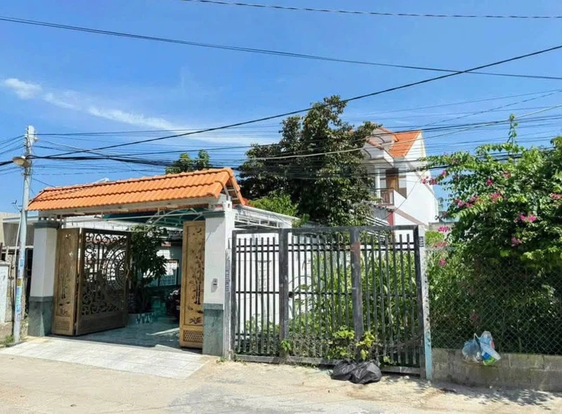 Bán nhà 1 trệt 1 lầu 3PN 3WC sân ô tô gần trung tâm Long Khánh, giá 1,3 tỷ datmy