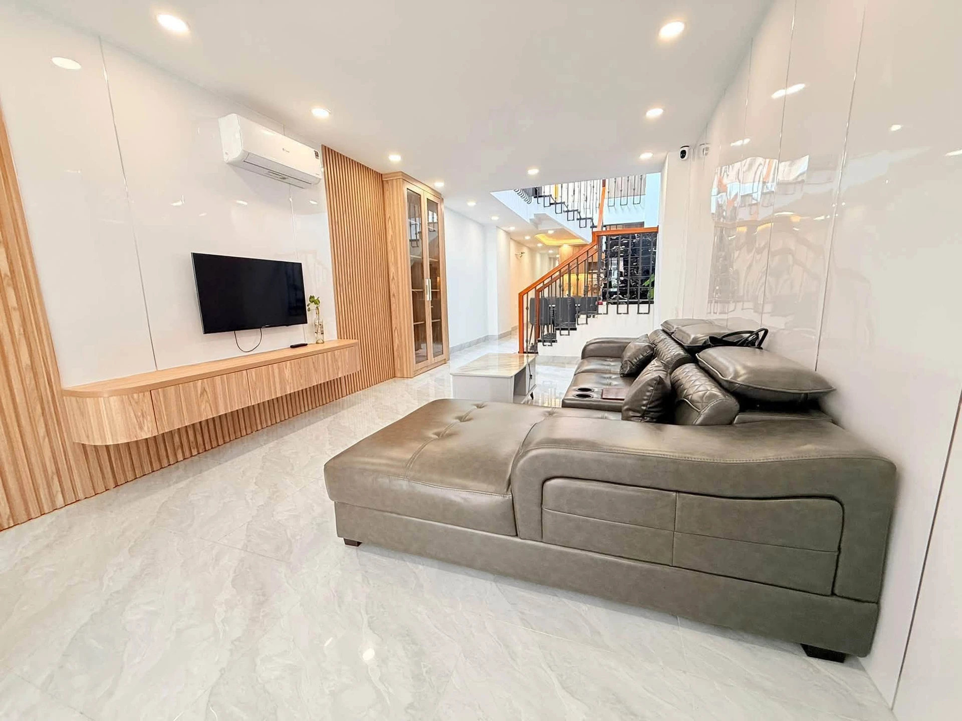 Nhà phố gần biển Nha Trang 97m² 3PN, giá 6 tỷ - Ảnh 1