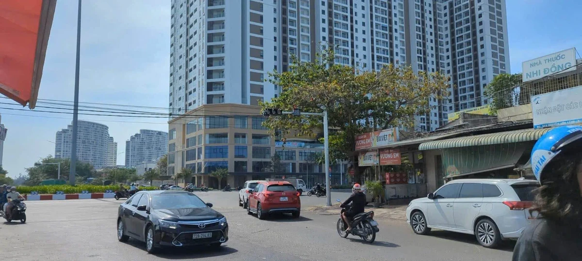 Bán nhà 2 lầu 4PN góc 2 MT Nguyễn Hữu Cảnh 71m2 - 13 tỷ - Ảnh 1