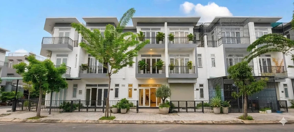 Nhà phố 75m2 3 tầng giá 2.3 tỷ gần Vinhomes Hóc Môn - Ảnh 1
