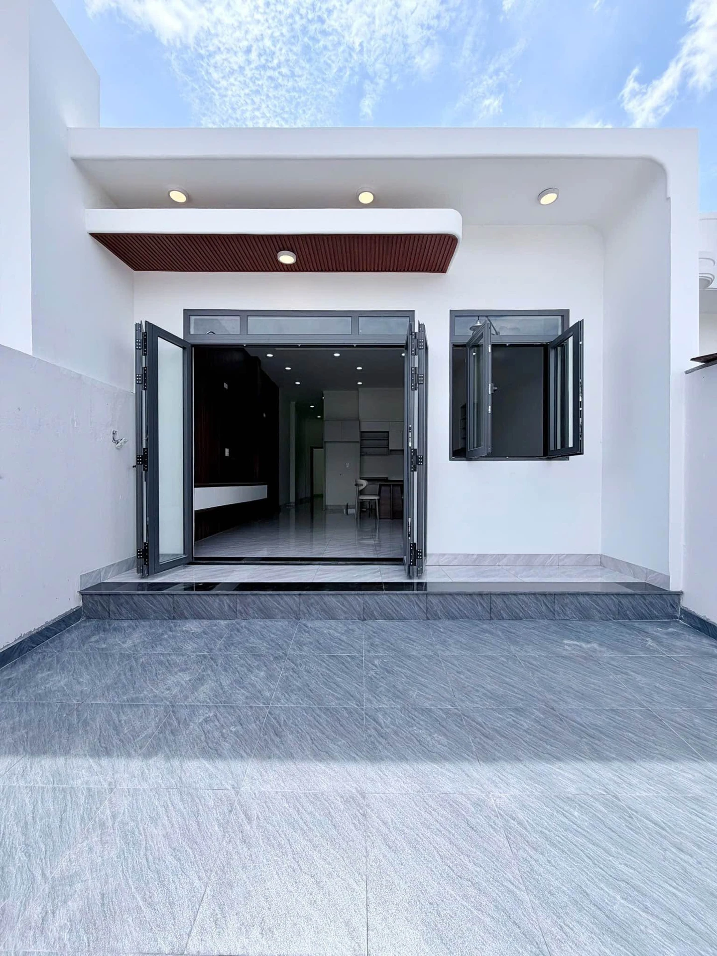 Bán nhà mặt tiền 110m2 3 phòng ngủ Long Khánh - Ảnh 1