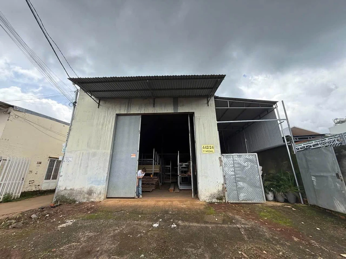 Bán nhà 2 mặt tiền đường Y Moan 250m², 5.5 tỷ - Ảnh 1