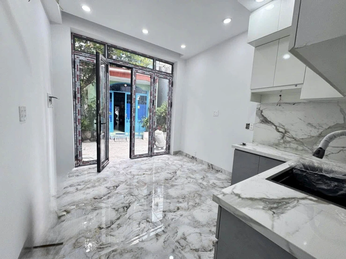Bán nhà hẻm xe hơi 3.3x7m, trệt 2 lầu sân thượng, 2PN 3WC, Lạc Long Quân, Tân Bình, giá 5.1 tỷ - Ảnh thu nhỏ 4