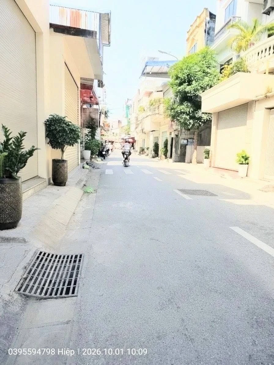 Bán nhà mặt đường 30m² 3 tầng, gần Chợ Hàng, Quận 5 - Ảnh 1