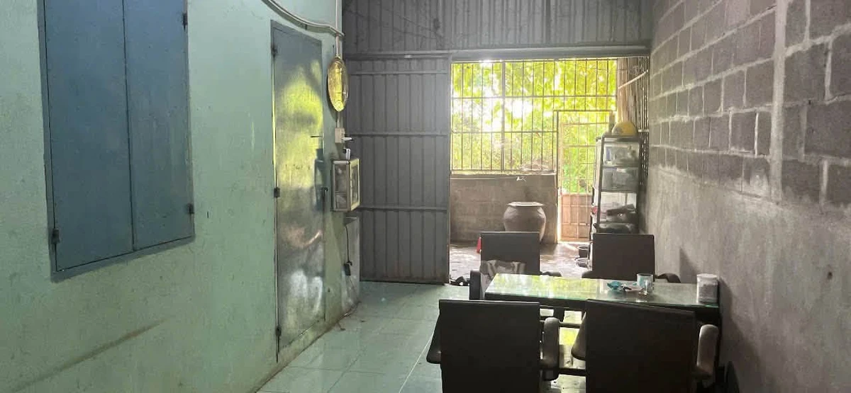 Bán lô đất 100m2 có nhà tiền chế 2 phòng ngủ mặt tiền QL1A KDC Phú Long, Hàm Thắng - Ảnh thu nhỏ 4