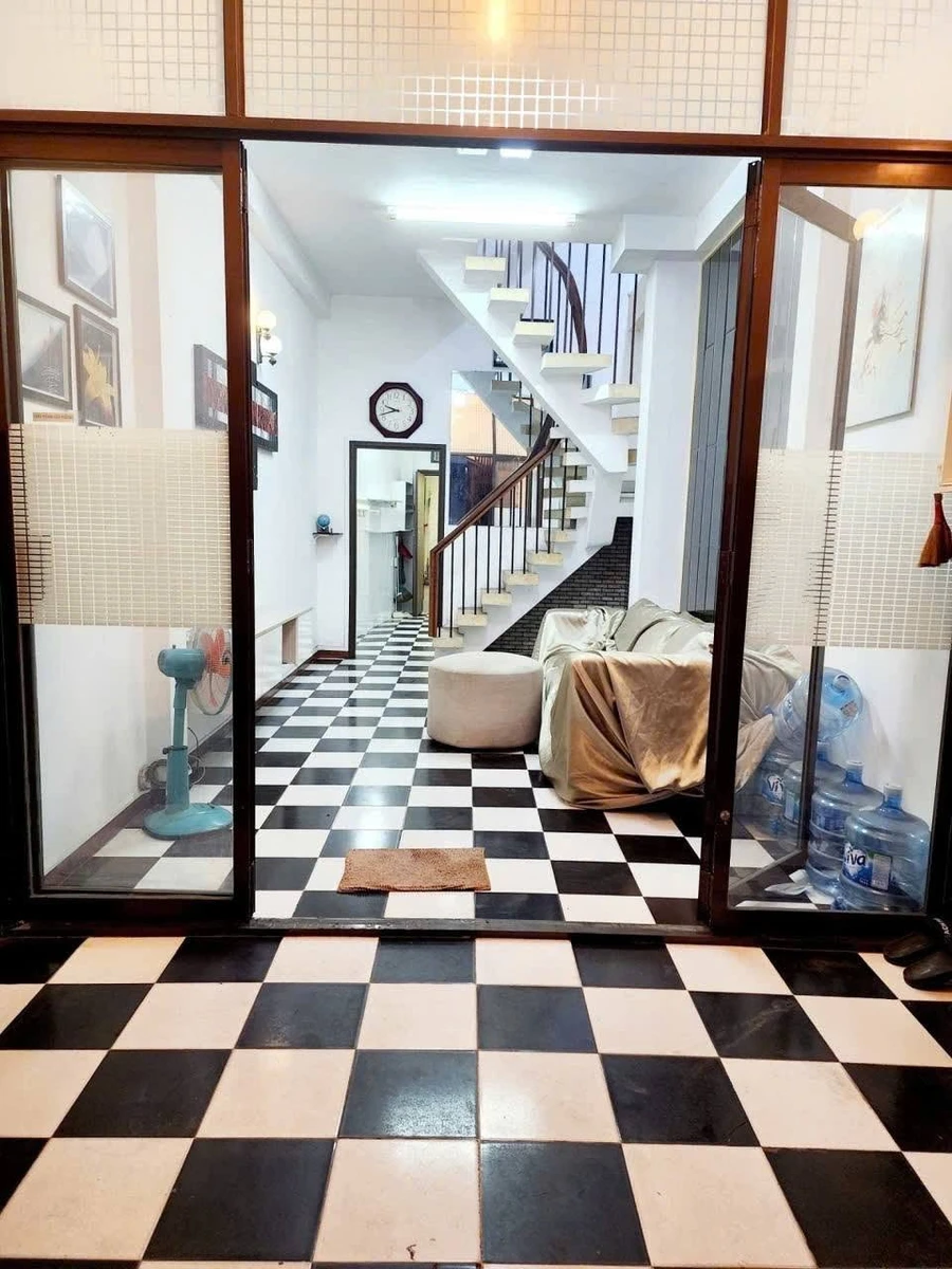 Bán nhà phố 42m2, 4 phòng ngủ đối diện Học viện Hành chính, Quận 10 - Ảnh 1