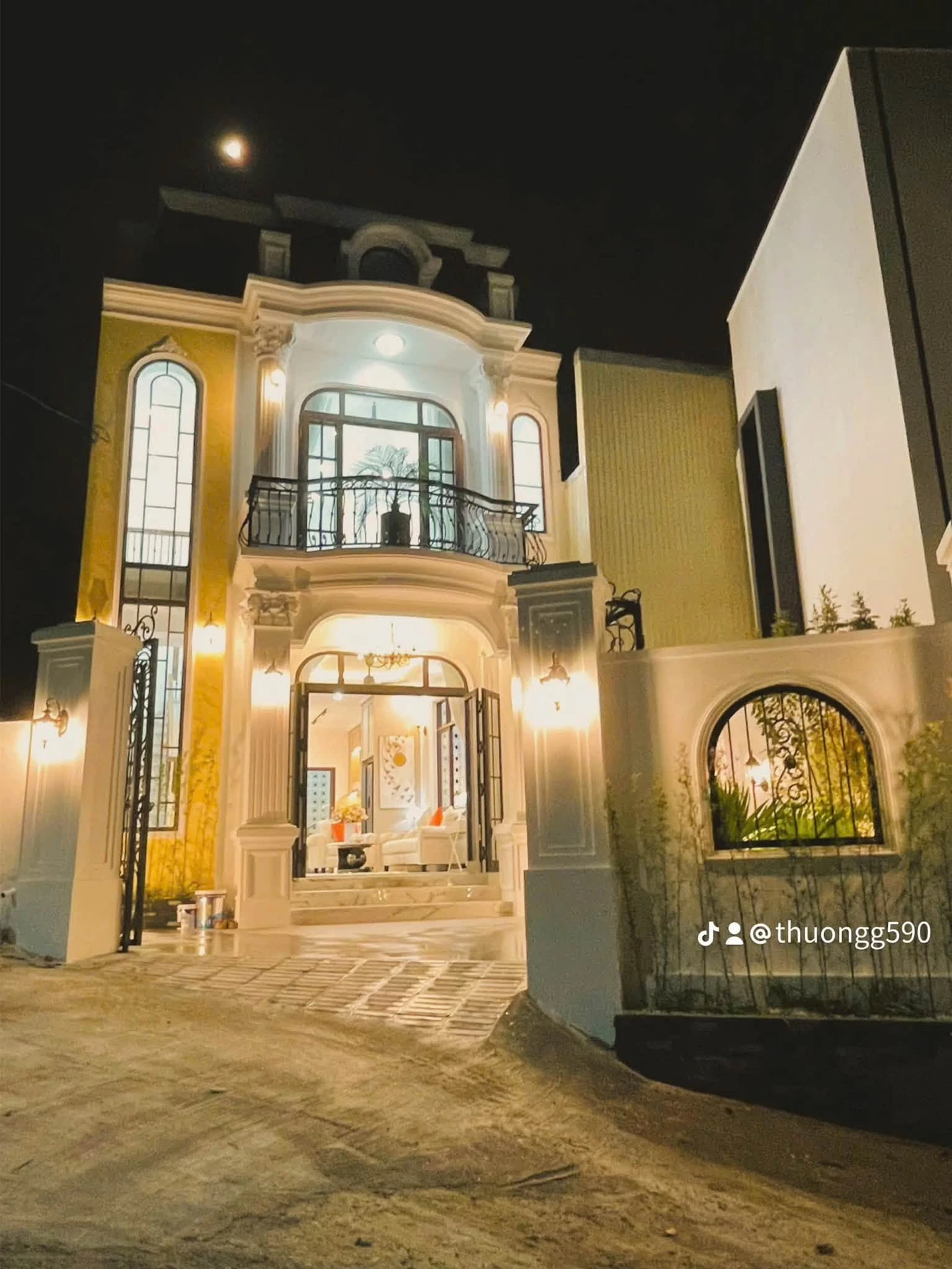 Bán villa tân cổ điển 2 tầng 100m² tại Huyền Trân Công Chúa, Huế - Ảnh 1