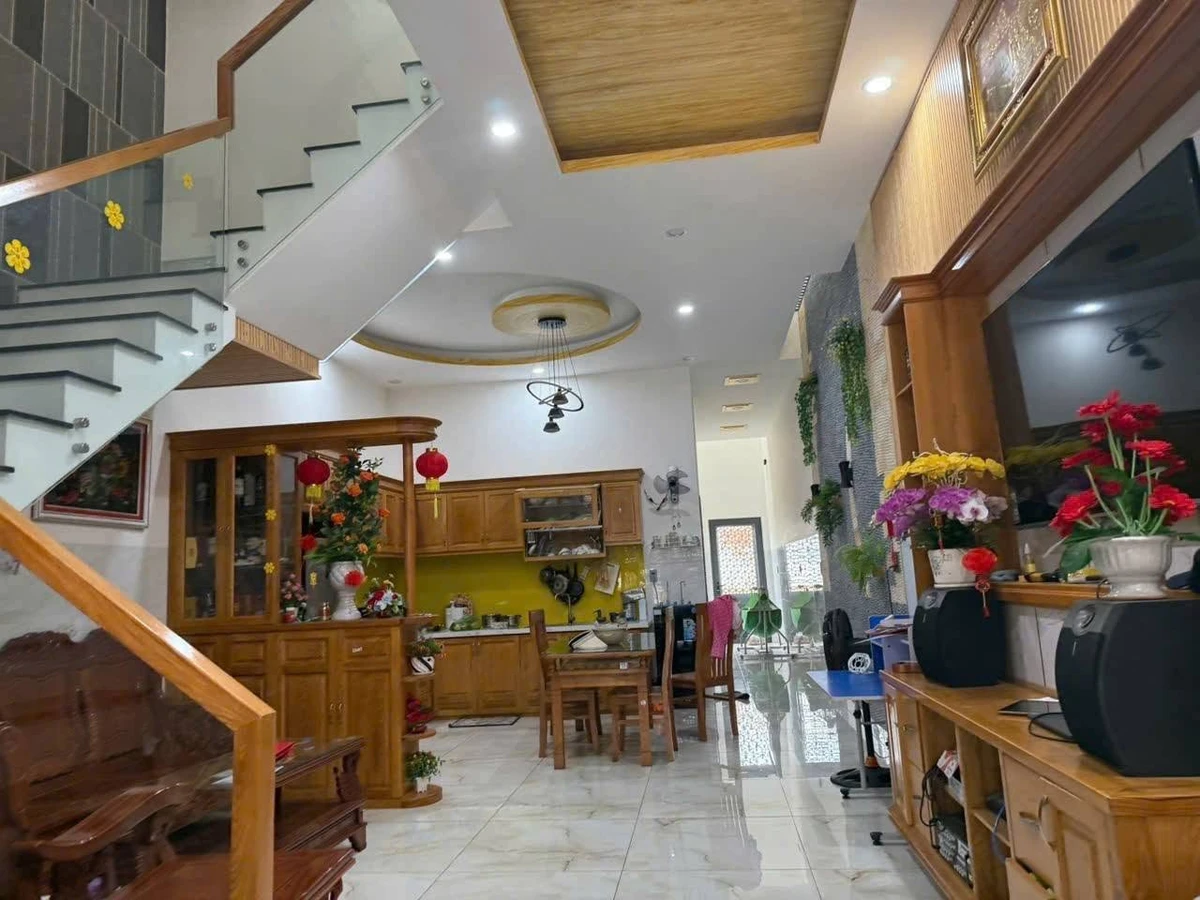 Bán nhà mặt tiền kinh doanh 1 trệt 2 lầu 100m2 Bà Rịa - Ảnh thu nhỏ 2