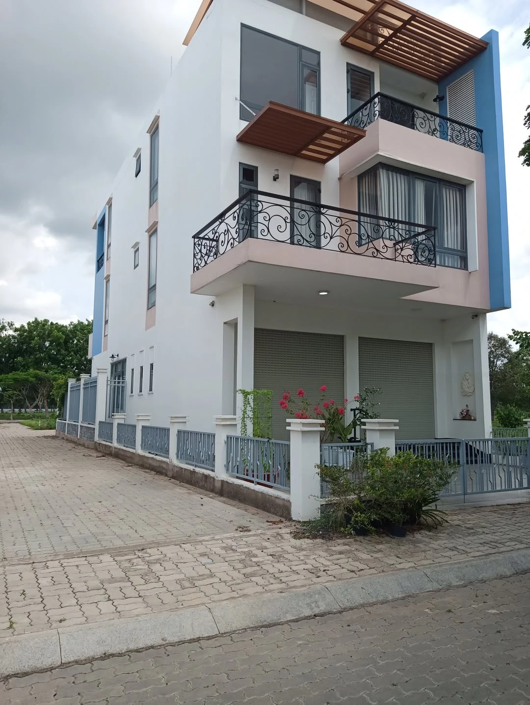 Bán nhà phố 3 mặt tiền 3 tầng 200m2 dự án Đông Sài Gòn - Swanpark giá 15 tỷ - Ảnh 1