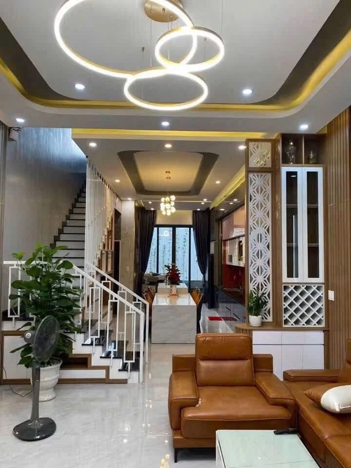 Bán nhà phố 3 mê 3 phòng ngủ mặt tiền Trần Phú, Quảng Ngãi 110m² - Ảnh 1