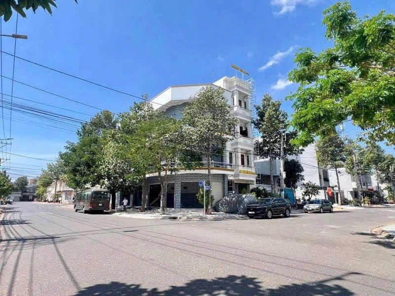 Bán nhà lầu lô góc 97m2 mặt bằng kinh doanh Phan Thiết