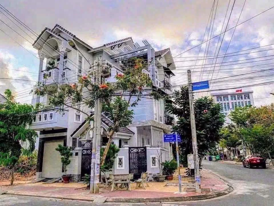 Bán gấp nhà lầu góc 2 mặt tiền Đinh Liệt - Phan Văn Trị, Xuân An, Phan Thiết 227,7m2 - Ảnh 1