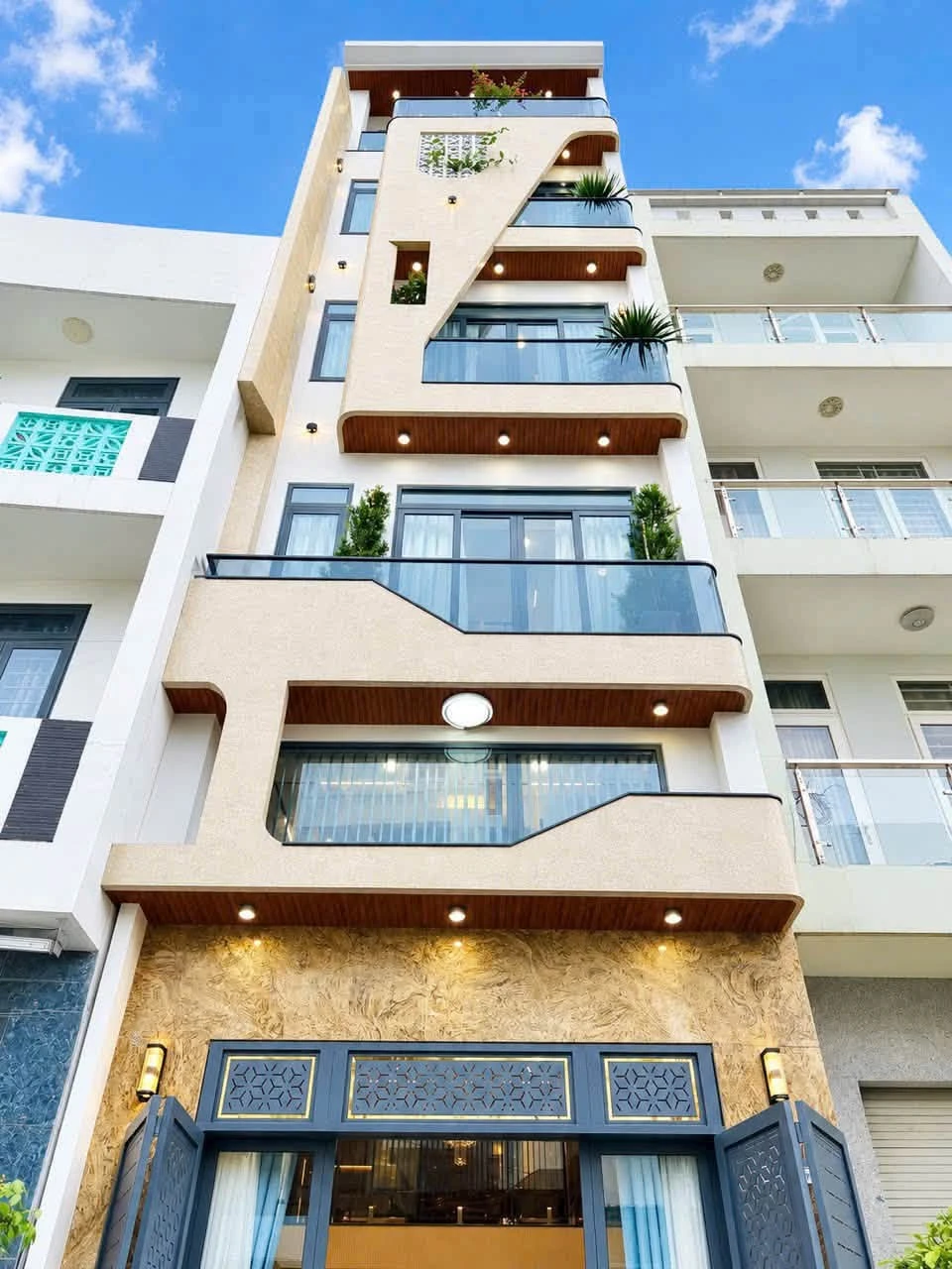 Bán nhà hẻm xe hơi 4,4x14m có thang máy, full nội thất, đường Huỳnh Văn Nghệ, Gò Vấp, giá 12,8 tỷ - Ảnh 1