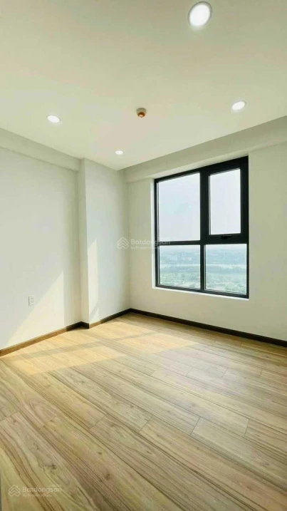 Bán căn 2PN 2WC Bcons Plaza, cả 2 phòng ngủ đều có cửa sổ thoáng, giá 2tỷ330, hỗ trợ vay tối đa - Ảnh 1