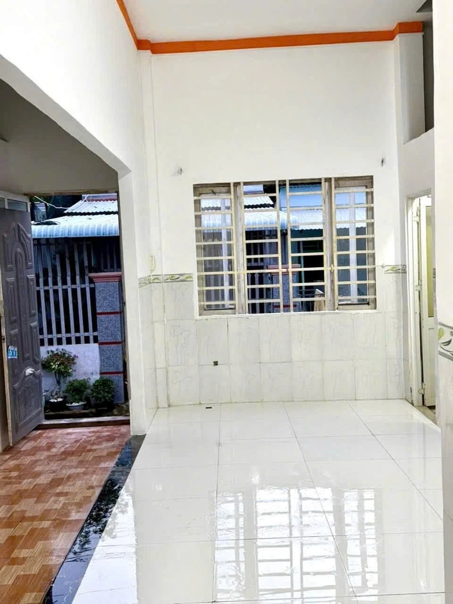 Bán nhà mới đường Đông Á, Tân Xuân, Hóc Môn, 7.5x19.5m, giá 2 tỷ - Ảnh thu nhỏ 3