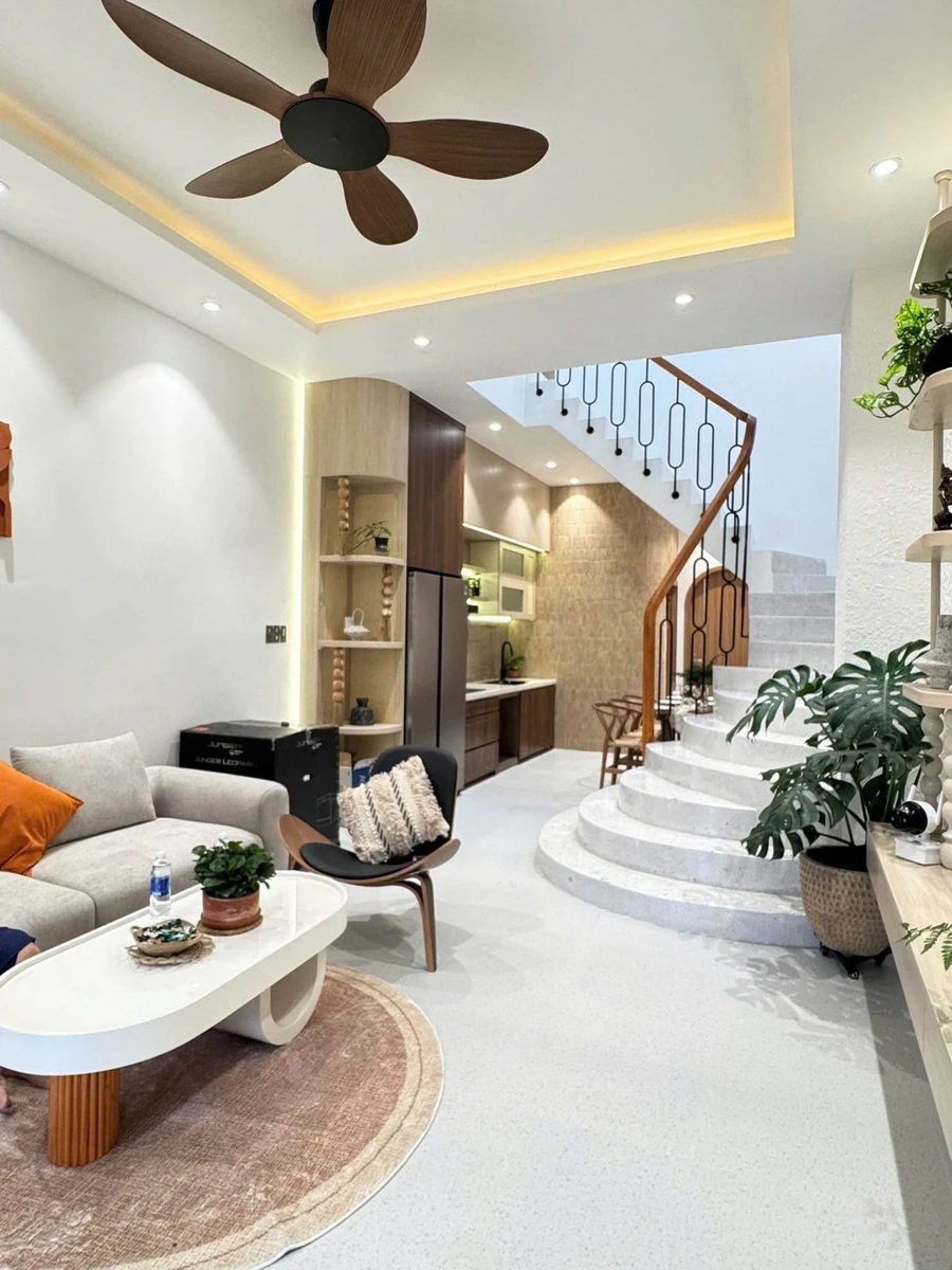 Bán nhà full nội thất 4x18,95m đường Trịnh Công Sơn, khu đô thị Trung Nguyên, giá 5,95 tỷ - Ảnh 1